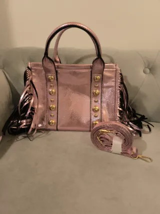 Bolso rosa metalizado con flecos y tachuelas