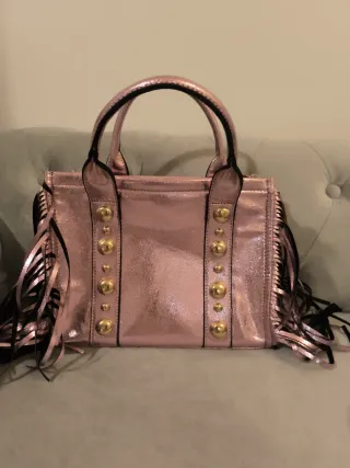 Bolso rosa metalizado con flecos y tachuelas