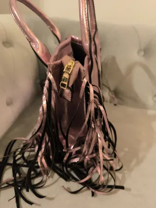 Bolso rosa metalizado con flecos y tachuelas