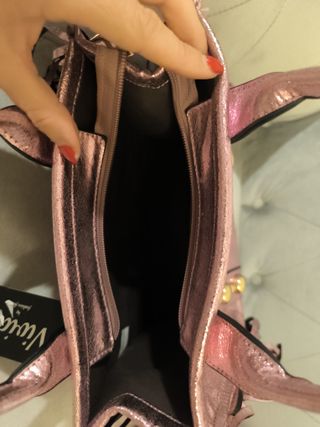 Bolso rosa metalizado con flecos y tachuelas