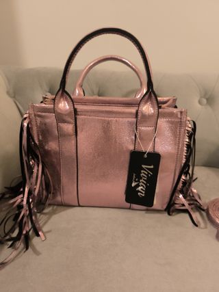 Bolso rosa metalizado con flecos y tachuelas