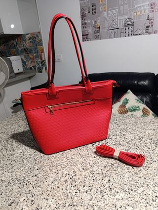 Bolso rojo de mano y hombro sin estrenar.