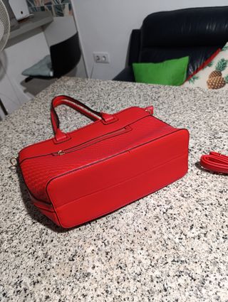 Bolso rojo de mano y hombro sin estrenar.