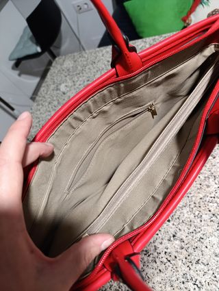 Bolso rojo de mano y hombro sin estrenar.