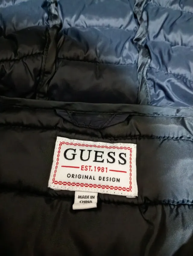 Chaqueta Guess Negra con Capucha