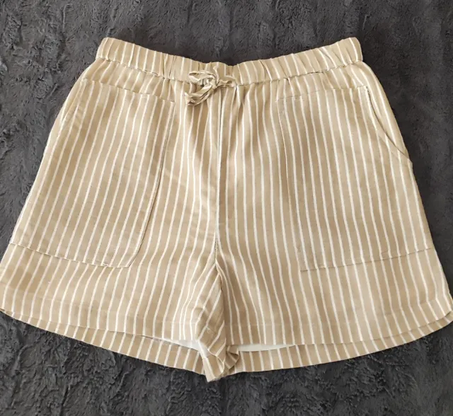 Pantalón corto de rayas beige y blanco