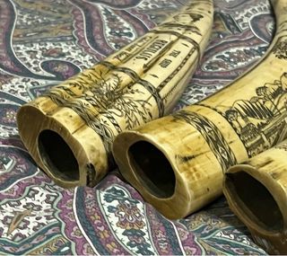 Scultura Scrimshaw Denti di Balena. 44cm