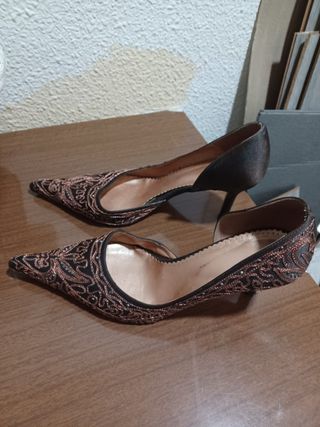Zapatos de tacón negros y dorados