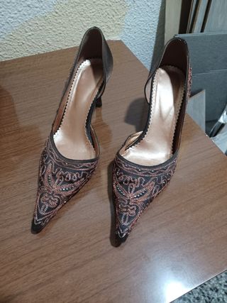 Zapatos de tacón negros y dorados