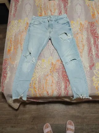 Pantalón vaquero hombre desgarrado