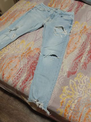 Pantalón vaquero hombre desgarrado