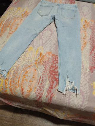 Pantalón vaquero hombre desgarrado