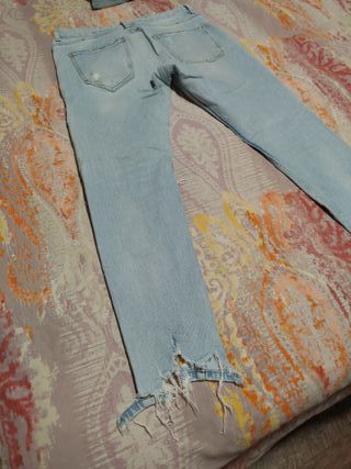 Pantalón vaquero hombre desgarrado