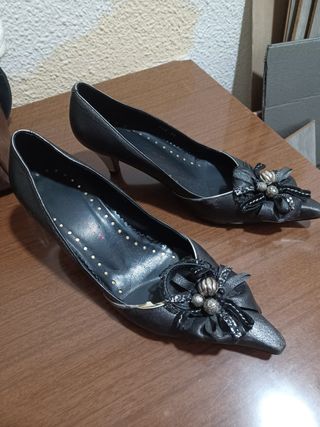 Zapatos de tacón negros con detalle plateado