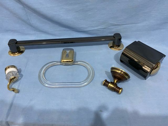 Juego de 5 piezas  Accesorios Baño Negro y Dorado