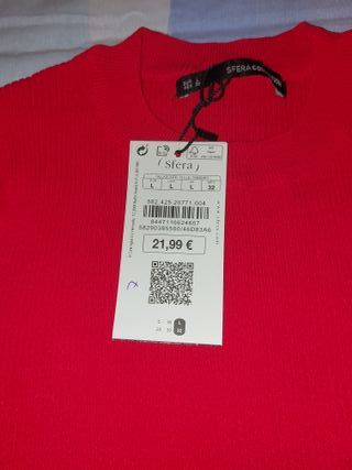 Camiseta roja con bordados en las mangas y el bajo