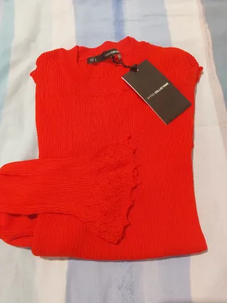 Camiseta roja con bordados en las mangas y el bajo