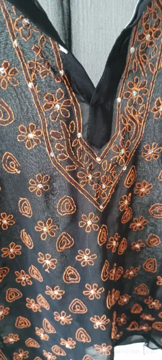 Blusa negra con bordado naranja marrón hecha a man