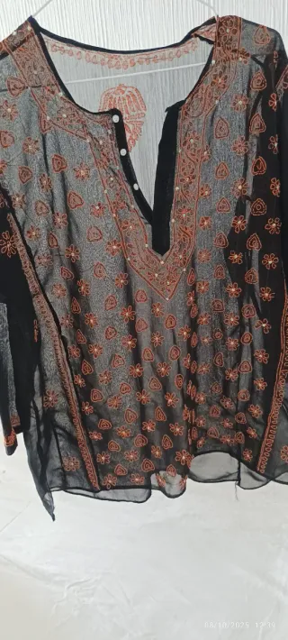 Blusa negra con bordado naranja marrón hecha a man