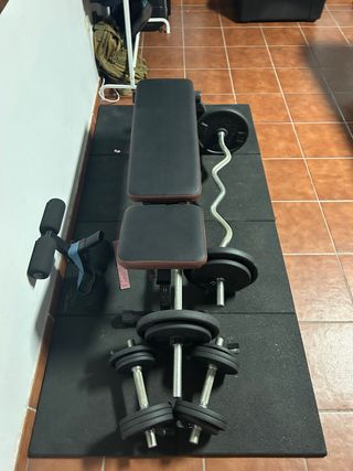 Banco de pesas y mancuernas. Gimnasio en Casa