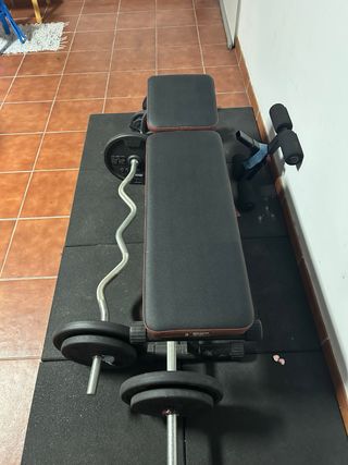 Banco de pesas y mancuernas. Gimnasio en Casa