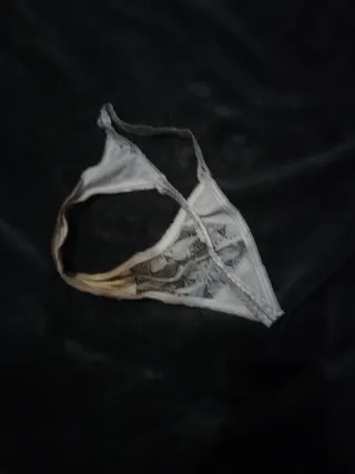 Tanga de encaje beige y blanco