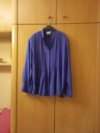 Camisa morada de seda con pliegues