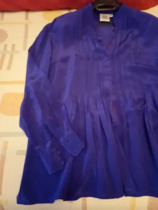 Camisa morada de seda con pliegues