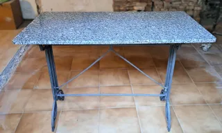 Antico tavolo da bar in ferro battuto e marmo