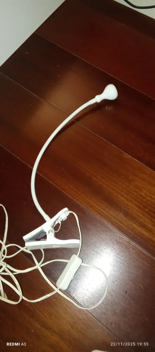 Lámpara de mesa IKEA con pinza