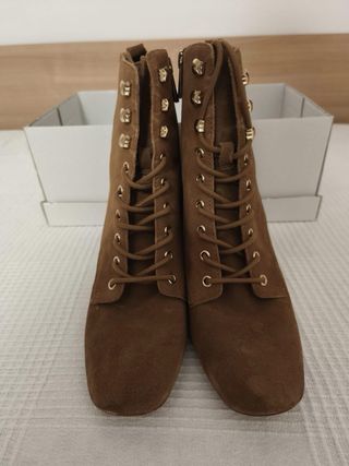 Botines de tacón ante marrón