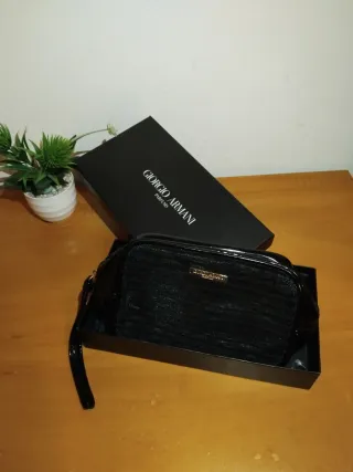 Pochette Giorgio Armani nera con dettaglio oro