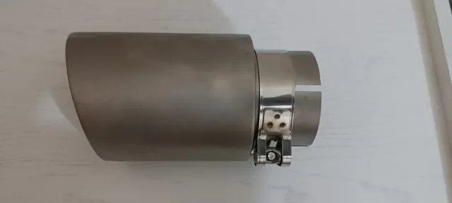 Cola de escape de la marca Akrapovic.