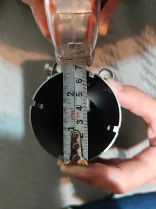 Cola de escape de la marca Akrapovic.