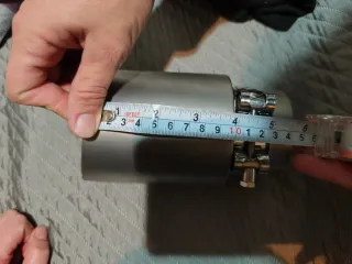 Cola de escape de la marca Akrapovic.