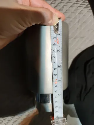 Cola de escape de la marca Akrapovic.