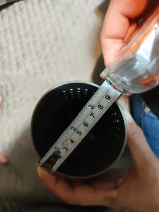 Cola de escape de la marca Akrapovic.