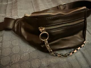 Riñonera negra con cadena