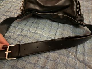 Riñonera negra con cadena