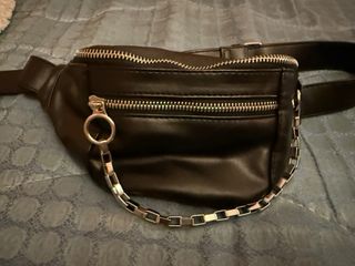 Riñonera negra con cadena