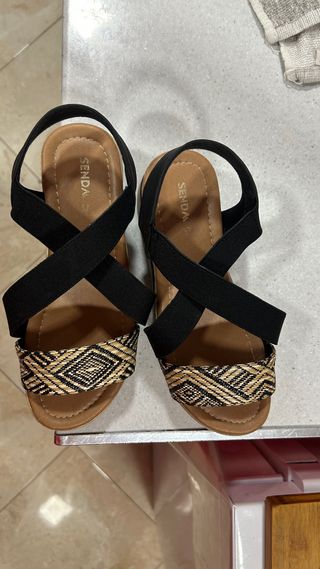 Sandalias Senda Beige y Negro
