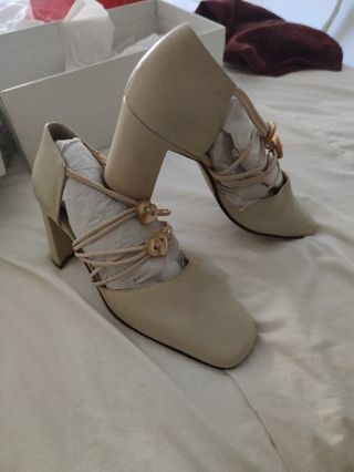 Zapatos de tacón beige mujer