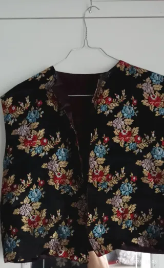 Chaleco negro con estampado floral multicolor