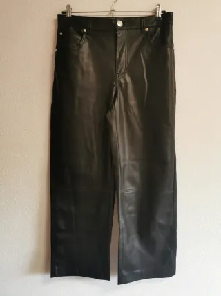 Pantalón efecto piel Stradivarius Talla M de chica