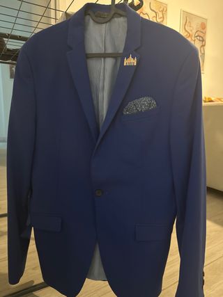 Americana azul con pañuelo