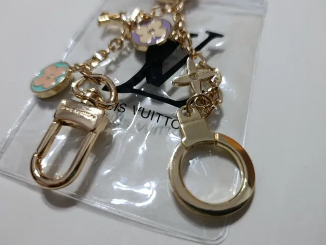 Llavero LV con charms florales