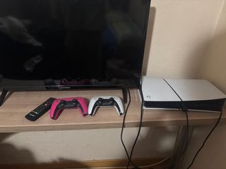 PS5 Digital + 2 Mandos + TV Telefunken 32