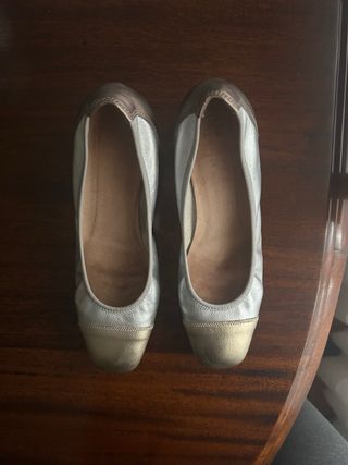 Zapatos con tacón cuadrado dorados y plateados