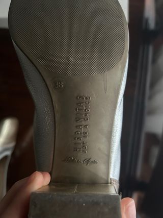 Zapatos con tacón cuadrado dorados y plateados
