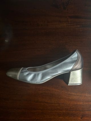 Zapatos con tacón cuadrado dorados y plateados